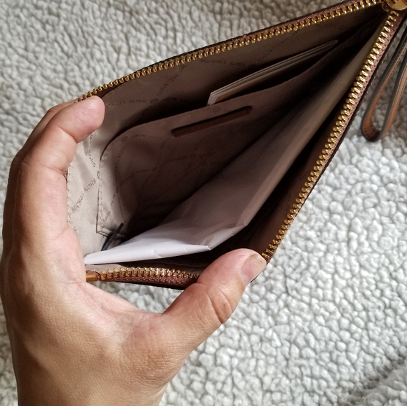 Micheal kors wrislet Wallet - Picture 2 of 2